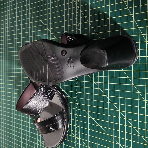 Nurture Size 8.5 wedge low heels - Picture 5 of 6